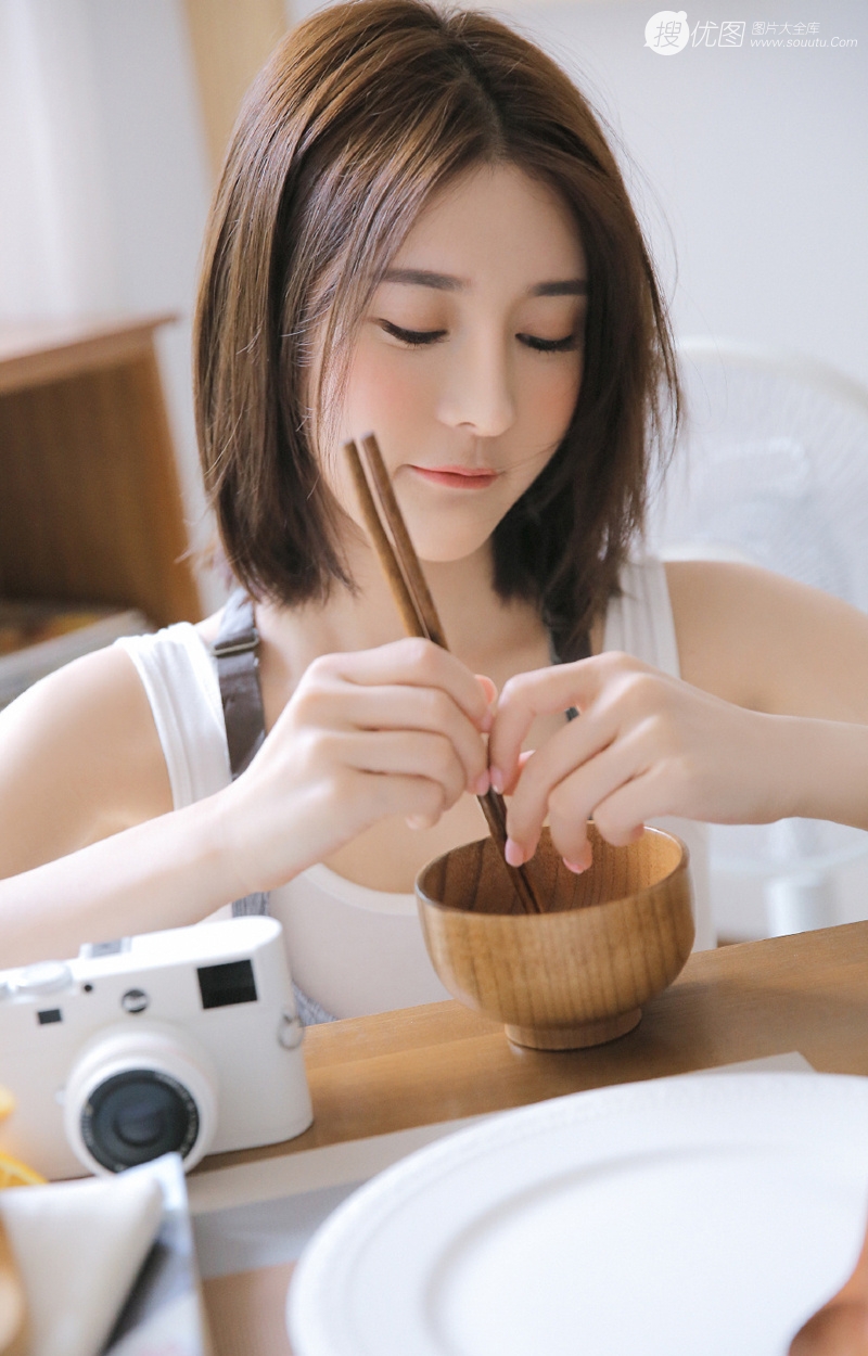 治愈系高颜值短发美女，着背心吊带裙悠闲清新私房写真套图6