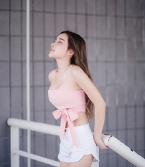 性感可爱又丰满的长发亚洲美女粉色系服饰写真图片组图7