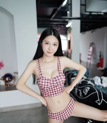 苗条身材与娇柔姿态，美女luna张静燕性感甜美写真图片组图1