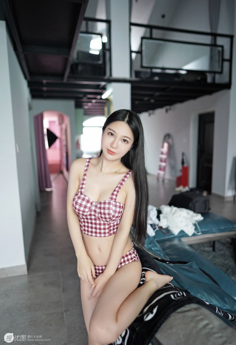 苗条身材与娇柔姿态，美女luna张静燕性感甜美写真图片套图2