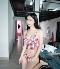 苗条身材与娇柔姿态，美女luna张静燕性感甜美写真图片组图5