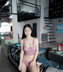 苗条身材与娇柔姿态，美女luna张静燕性感甜美写真图片组图4