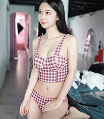 苗条身材与娇柔姿态，美女luna张静燕性感甜美写真图片