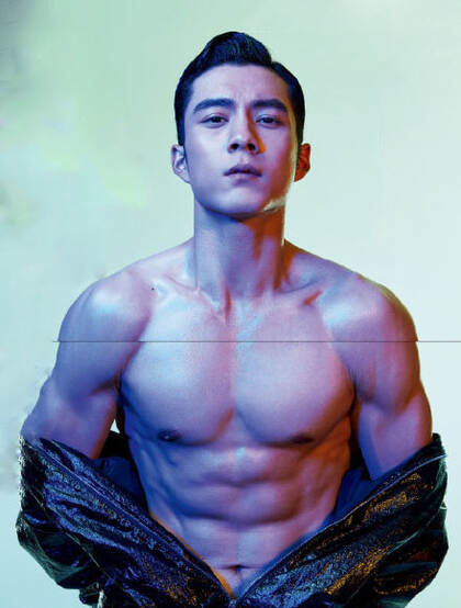 肌肉帅哥韩东君性感写真，大秀六块腹肌，身材健美迷人