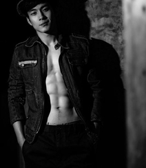 肌肉帅哥韩东君性感写真，大秀六块腹肌，身材健美迷人组图4