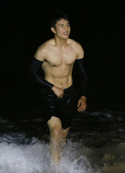 肌肉帅哥韩东君性感写真，大秀六块腹肌，身材健美迷人图片