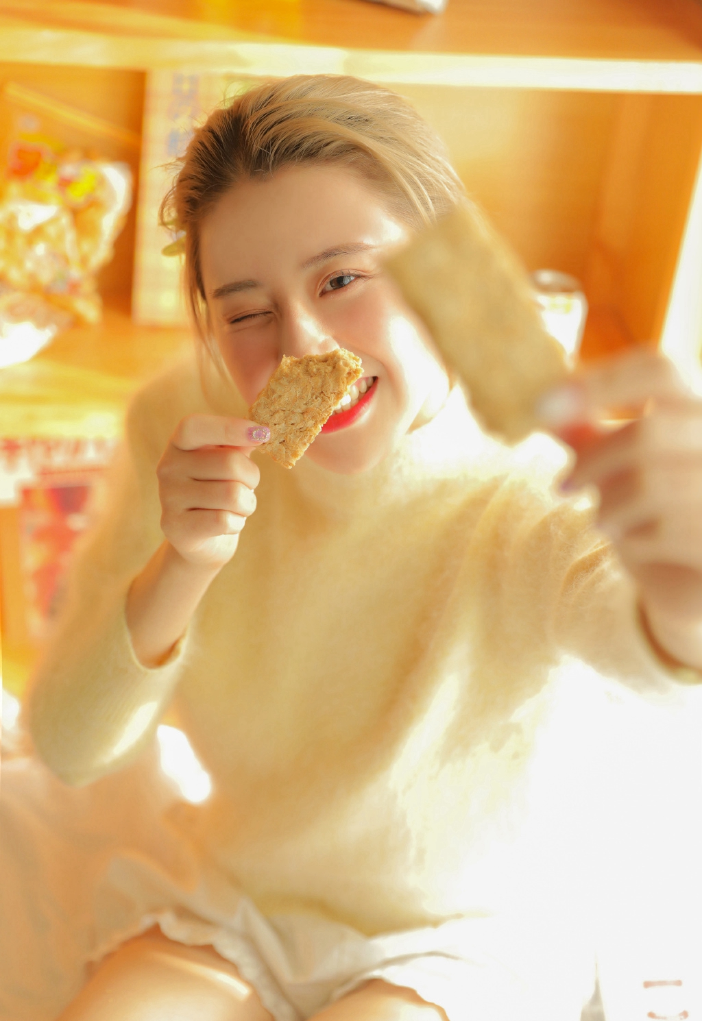 超清甜黄衣短裤白袜美少女写真图片，最爱各种面包与零食套图5