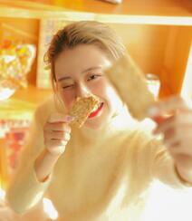 超清甜黄衣短裤白袜美少女写真图片，最爱各种面包与零食组图5