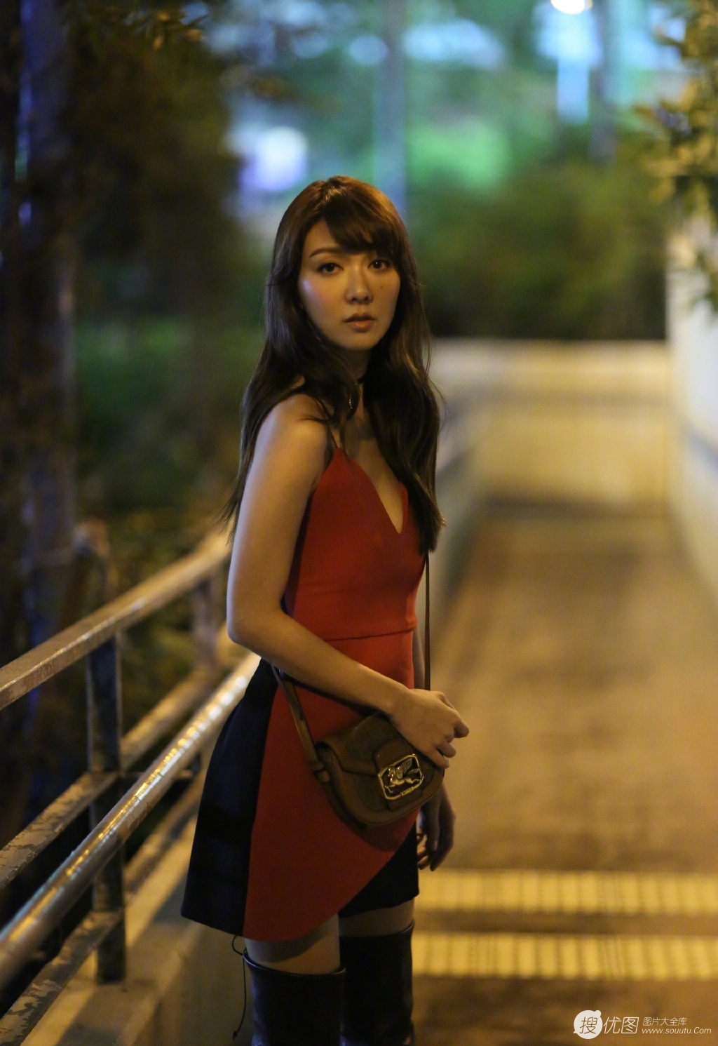 薛凯琪性感连衣裙装扮深夜出街，红白拼接短裙清爽迷人图片