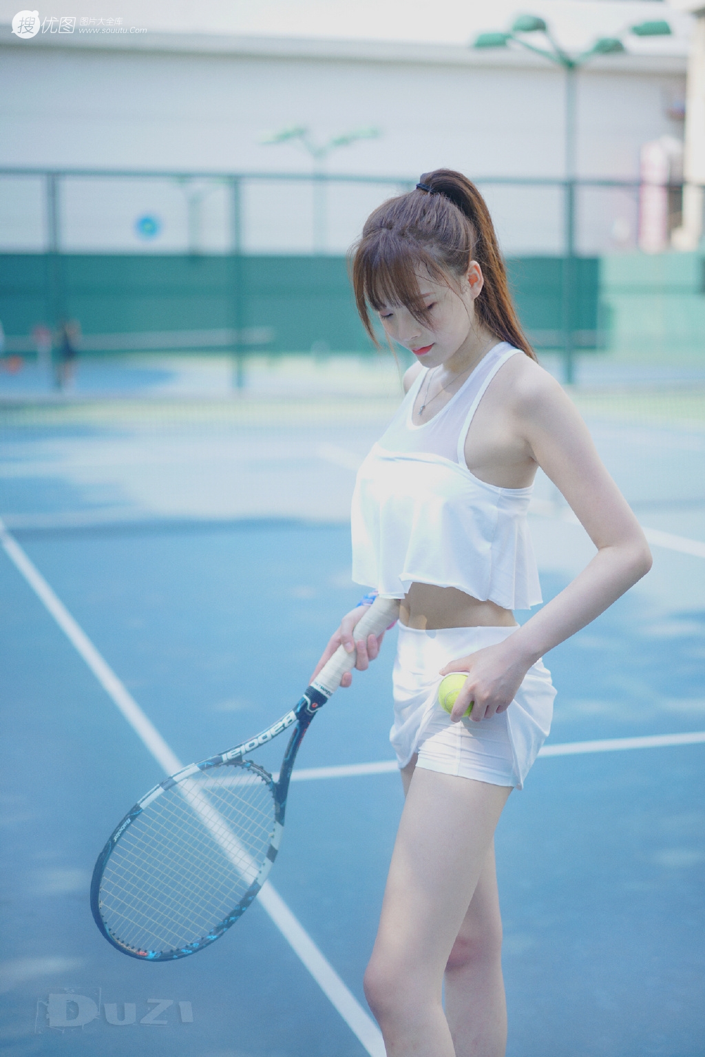 全白运动装短裙美女夏木颖网球场打球尽显小蛮腰写真图片套图5