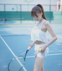 全白运动装短裙美女夏木颖网球场打球尽显小蛮腰写真图片组图5