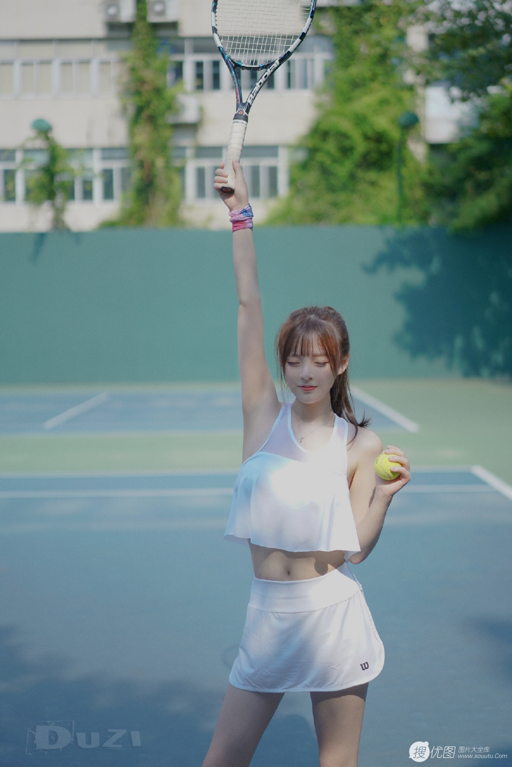 全白运动装短裙美女夏木颖网球场打球尽显小蛮腰写真图片套图6