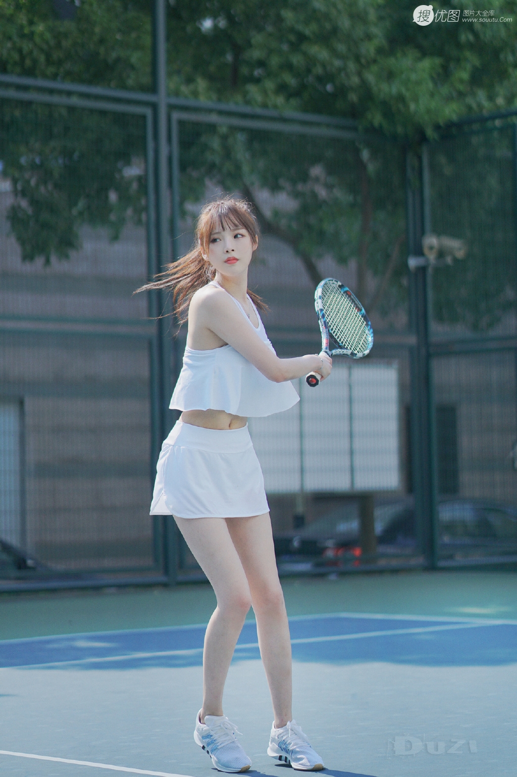 全白运动装短裙美女夏木颖网球场打球尽显小蛮腰写真图片套图7