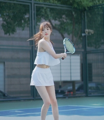 全白运动装短裙美女夏木颖网球场打球尽显小蛮腰写真图片组图7
