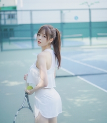 全白运动装短裙美女夏木颖网球场打球尽显小蛮腰写真图片组图8