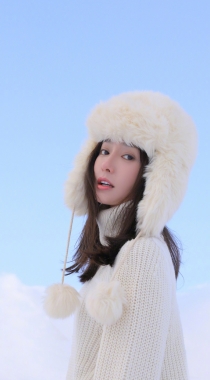 美女秦岚大棉帽子欢快踏雪的冬季写真手机壁纸组图1