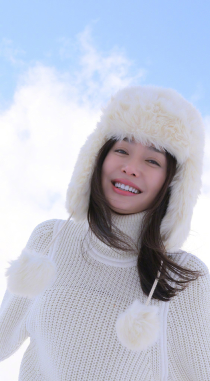 美女秦岚大棉帽子欢快踏雪的冬季写真手机壁纸