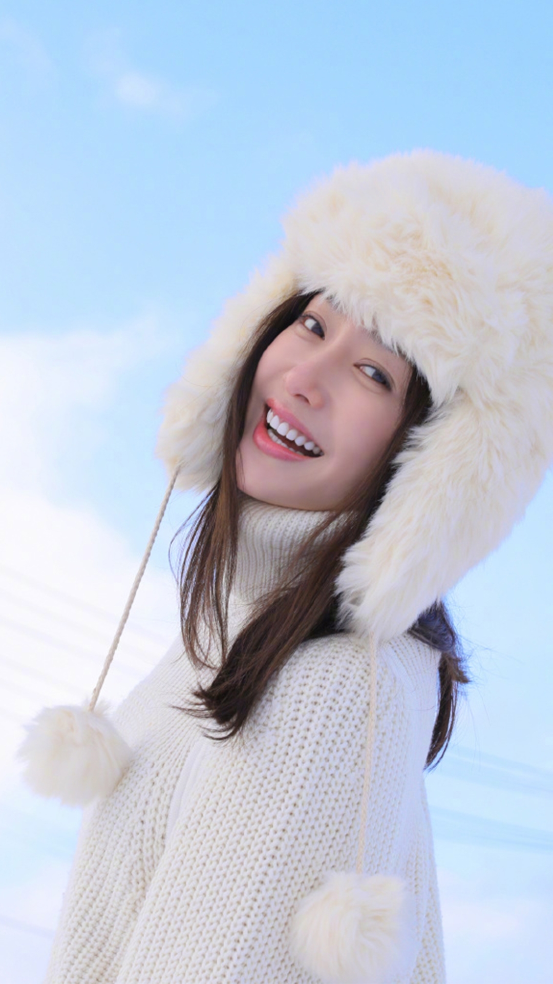 美女秦岚大棉帽子欢快踏雪的冬季写真手机壁纸套图8