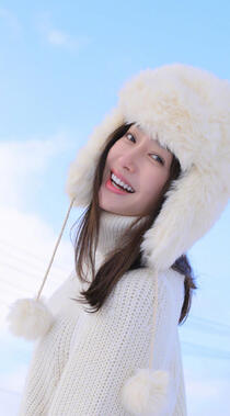 美女秦岚大棉帽子欢快踏雪的冬季写真手机壁纸