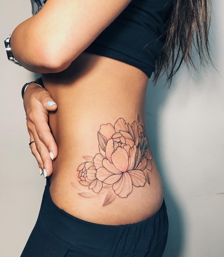 性感的腰部纹身，女生腰部花卉系列好看纹身图案欣赏图片