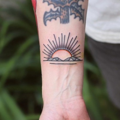 以太阳为主题的可爱卡通日出，阳光，太阳等小臂小纹身图案