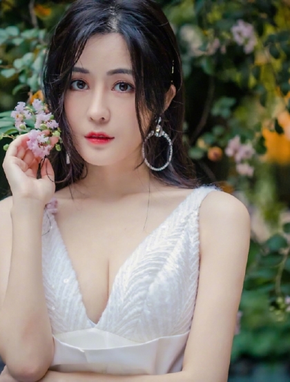 汤晶媚绝对性感写真大片来袭，美人鲜花组合兼顾唯美清纯