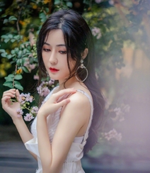 汤晶媚绝对性感写真大片来袭，美人鲜花组合兼顾唯美清纯组图2