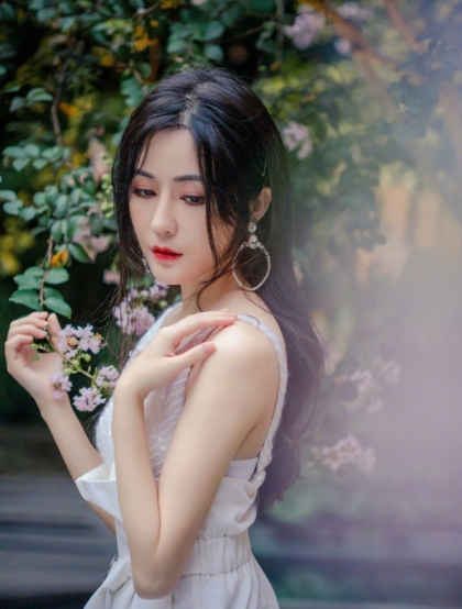 汤晶媚绝对性感写真大片来袭，美人鲜花组合兼顾唯美清纯