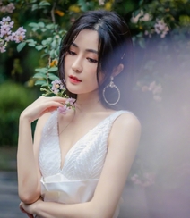 汤晶媚绝对性感写真大片来袭，美人鲜花组合兼顾唯美清纯组图4