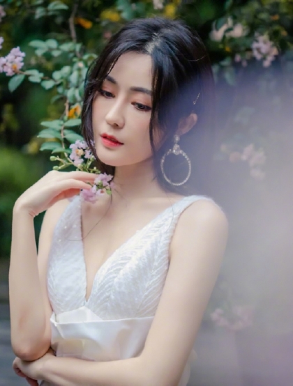 汤晶媚绝对性感写真大片来袭，美人鲜花组合兼顾唯美清纯