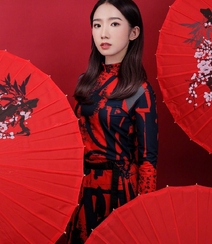 孟美岐优雅国潮风服饰写真图片，手执红扇展婀娜迷人身段