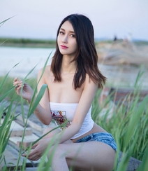 无尽的沙漠，身骑白马的高挑女神田梓茵性感写真图集组图1