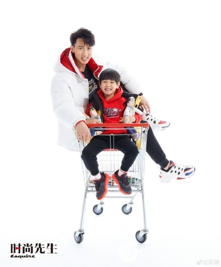 吴尊微博晒亲子照，登时尚杂志的父子二人其乐融融图片