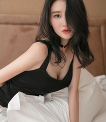 90后高挑美女嫩模潇潇粉，白，黑三套服饰性感写真图片组图8