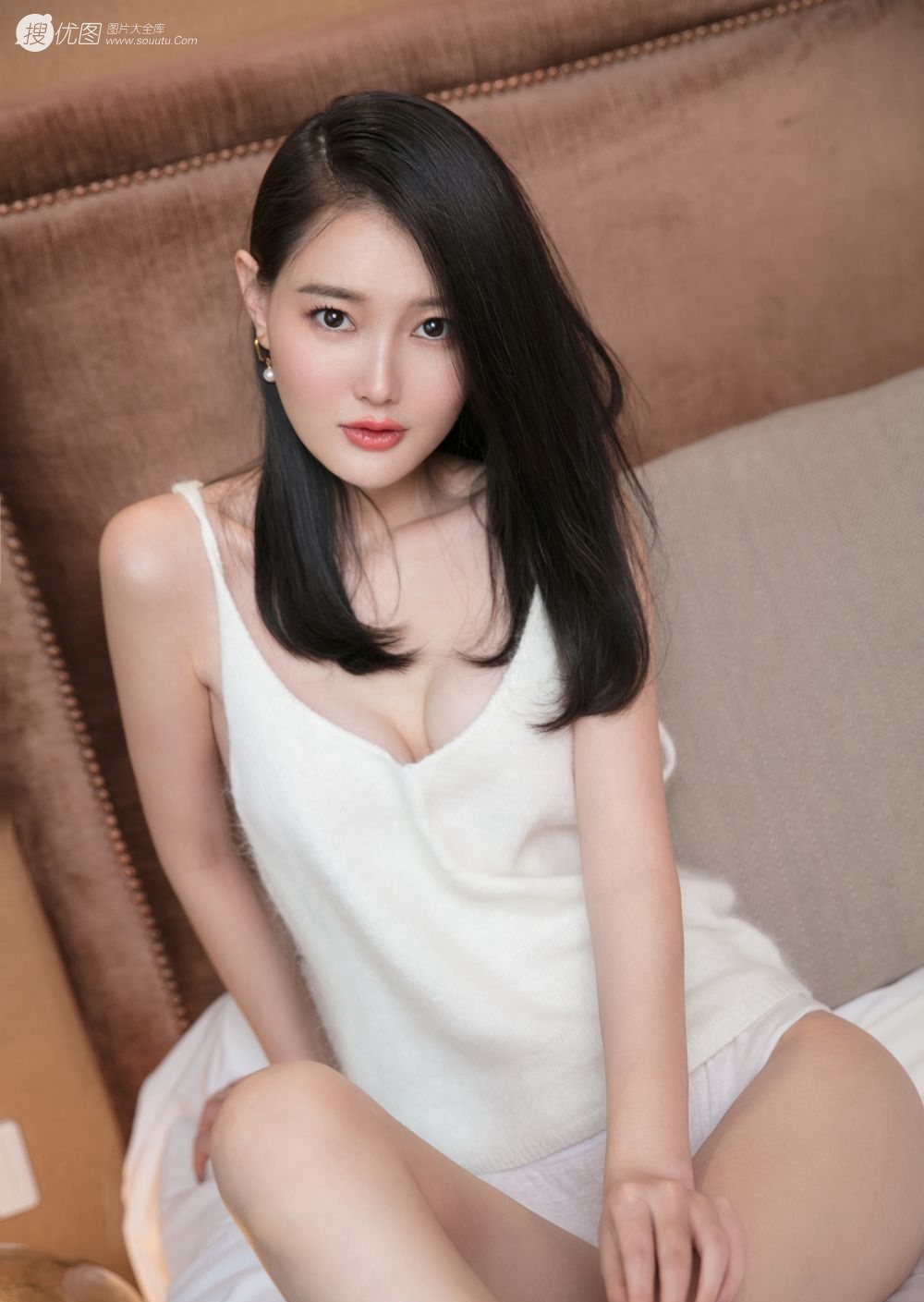 90后高挑美女嫩模潇潇粉，白，黑三套服饰性感写真图片套图18