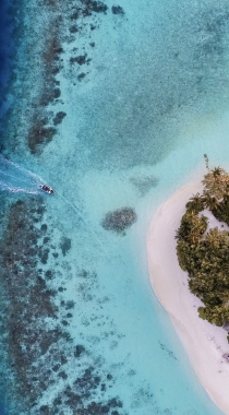 迎着海风踏浪，高清海水拍打沙滩的航拍手机壁纸组图3