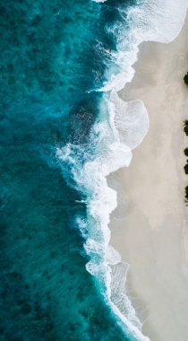 迎着海风踏浪，高清海水拍打沙滩的航拍手机壁纸组图7