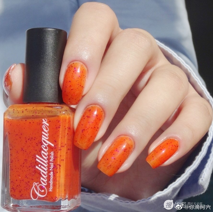 水晶透亮的橙色美甲油使用效果图片