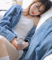 沙发上的背心短裤美腿少女私房写真，期待的惊喜组图2