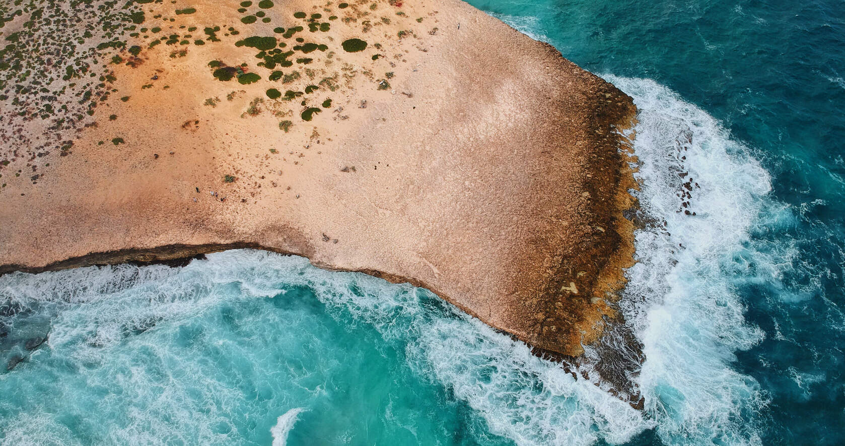 超高清蔚蓝的海水拍打着沙滩的唯美航拍壁纸图片套图3