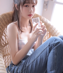 吊带牛仔裤内衣美少女私房写真，白皙，粉嫩，恬静而迷人组图2