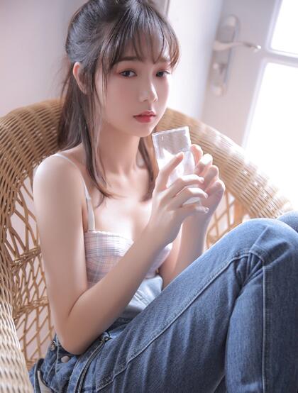 吊带牛仔裤内衣美少女私房写真，白皙，粉嫩，恬静而迷人