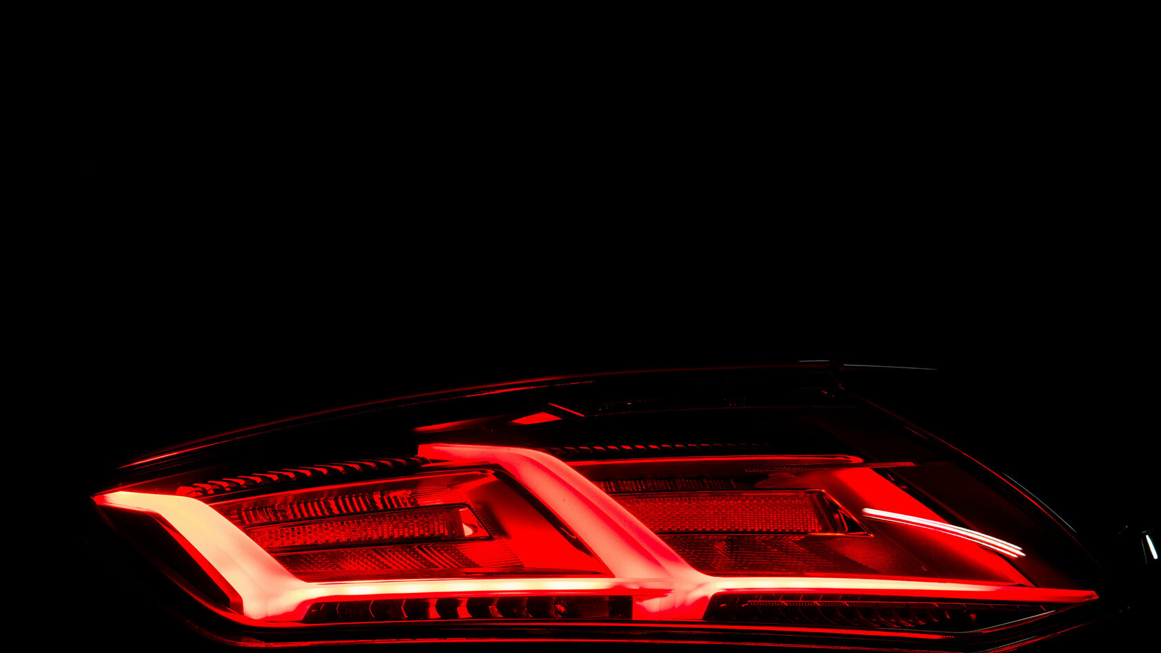 红色奥迪TT跑车高科技内饰及炫酷的车灯细节部分展示壁纸套图13