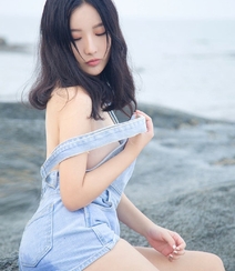 丰满型美女主播朱莉娅海边礁石多套服饰性感写真图片组图2