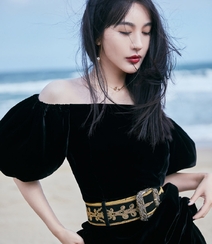 李菲儿大秀性感美肩，着黑色露肩长裙海边写真图片组图7