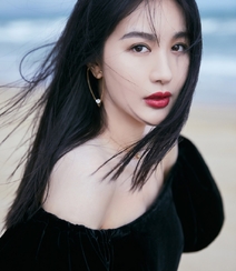 李菲儿大秀性感美肩，着黑色露肩长裙海边写真图片组图5