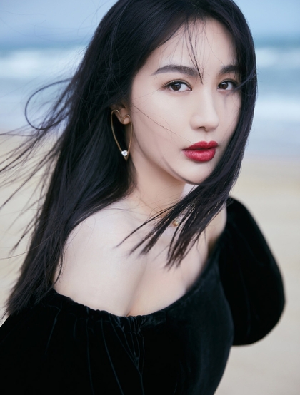 李菲儿大秀性感美肩，着黑色露肩长裙海边写真图片