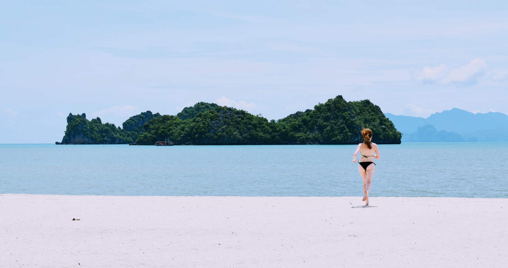 海边旅游圣地的沙滩浴场，唯美的沙滩高清4K壁纸图片套图10