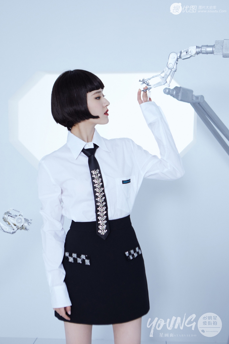 赵露思短发造型出镜，化身科幻少女，与机械手臂亲密接触图片