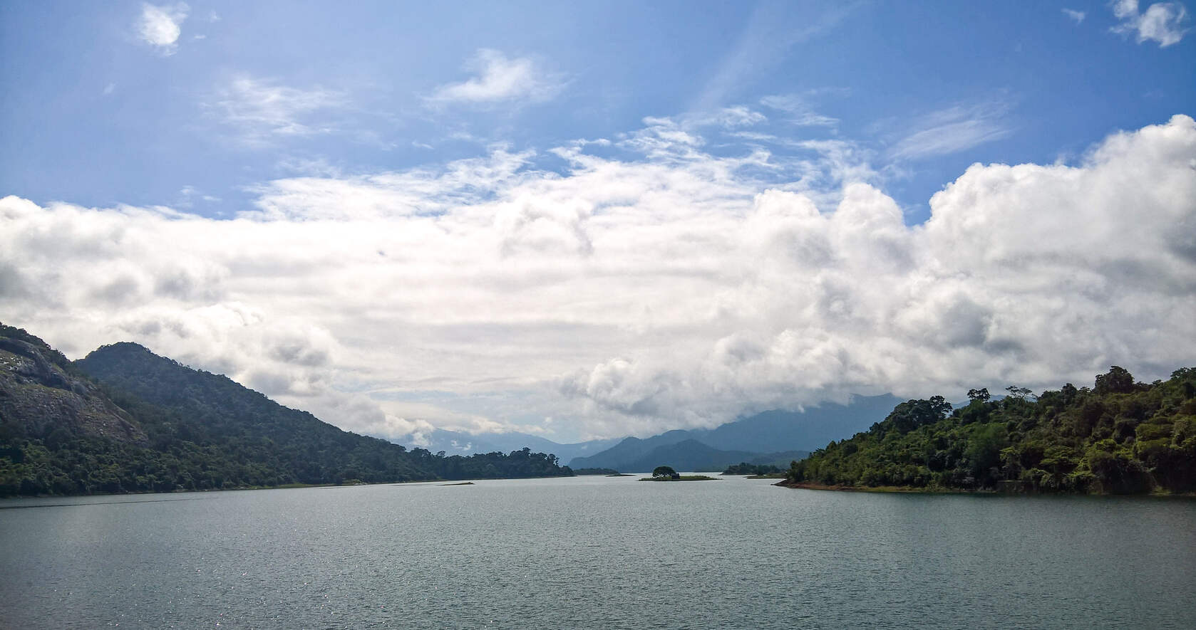 唯美的远海岛屿，水天一色的海上风景高清4K壁纸图片套图2